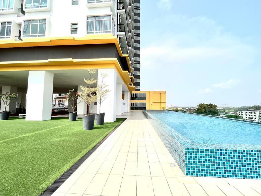 Urban Home-Swimming Pool-City Center Malacca Exterior photo